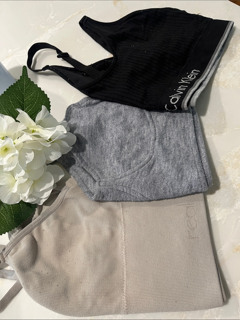 Lot Calvin Klein Black, Gray & Beige Seamless Bralette Set